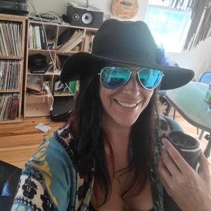 Meet your Posher, Anj